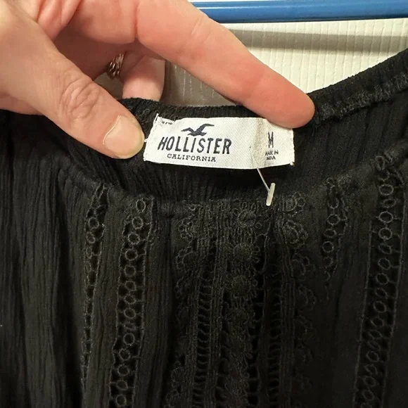 ⭐️ Hollister black flowy top. Size: medium - Picture 2 of 4
